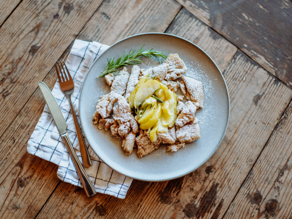 Veganer Kaiserschmarrn mit Apfelkompott