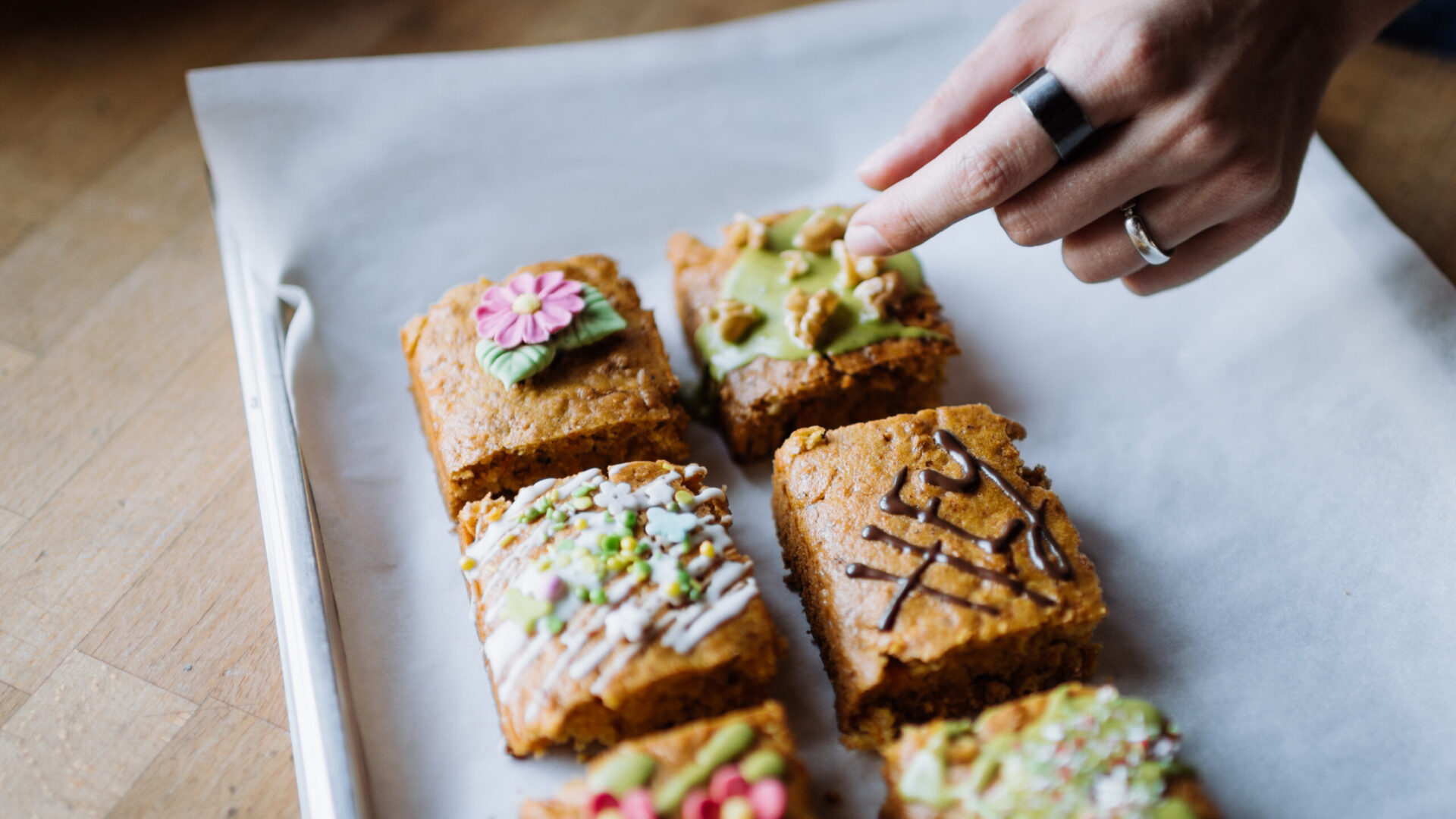 Kürbiskuchen dekorieren